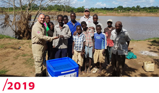 2019: Ein Johanniter versorgt Kinder nach dem Zyklon mit frischem Trinkwasser.