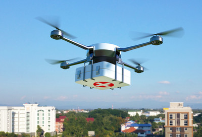 Eine Drohne mit einem Erste-Hilfe-Koffer fliegt über die Stadt.