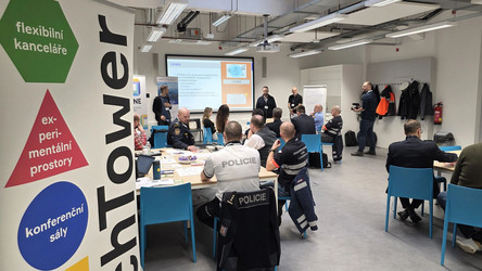 Einsatzkräfte sitzen bei einem Workshop zum Projekt "SPARROW"