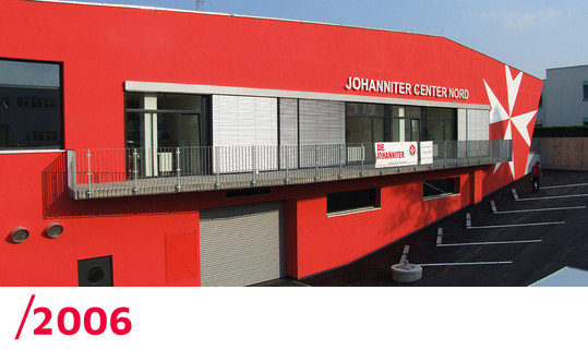 2006: Die rote Fassadenfront mit Johanniterlogo und der lange Balkon von den Lehrsälen vom Johanniter Center Nord