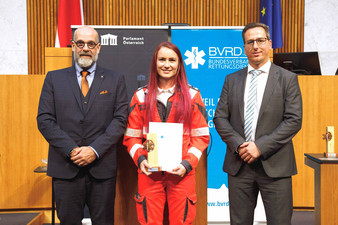 Die Preisträgerin der Johanniter hält den Camillo Award in den Händen.