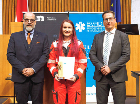 Die Preisträgerin der Johanniter hält den Camillo Award in den Händen.