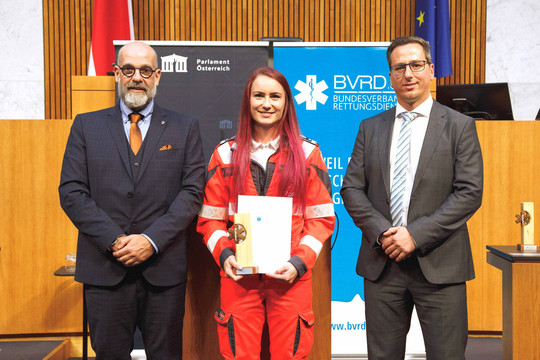 Die Preisträgerin der Johanniter hält den Camillo Award in den Händen.