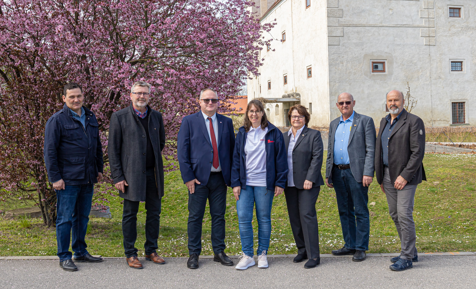 Die Community-Nurse Heidelinde Zapletal-Janevski mit Bürgermeistern der umliegenden Gemeinden und Vertretern der Johanniter.