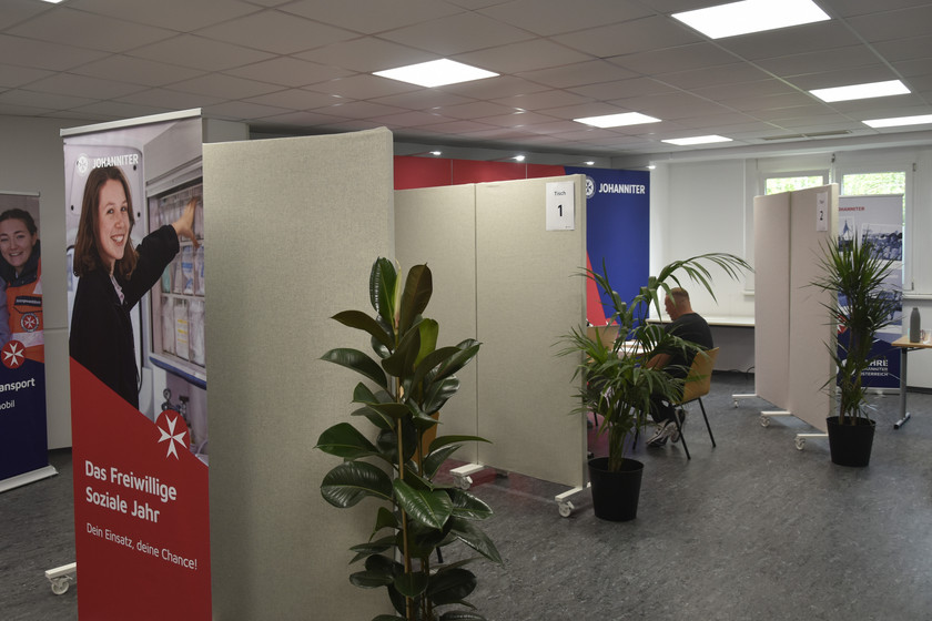 Durch Trennwände getrennte Kojen, wo Bewerbungsgespräche geführt werden.