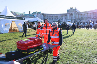 Sanitäter:innen beim Nationalfeiertag (c) Johanniter