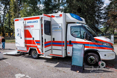 Der Bettenintensivtransporter: ein Klein-LKW, der viele spezielle medizinische Gräte hat.