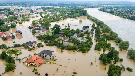 Eine Stadt, die an einem Fluss liegt, ist überschwemmt.
