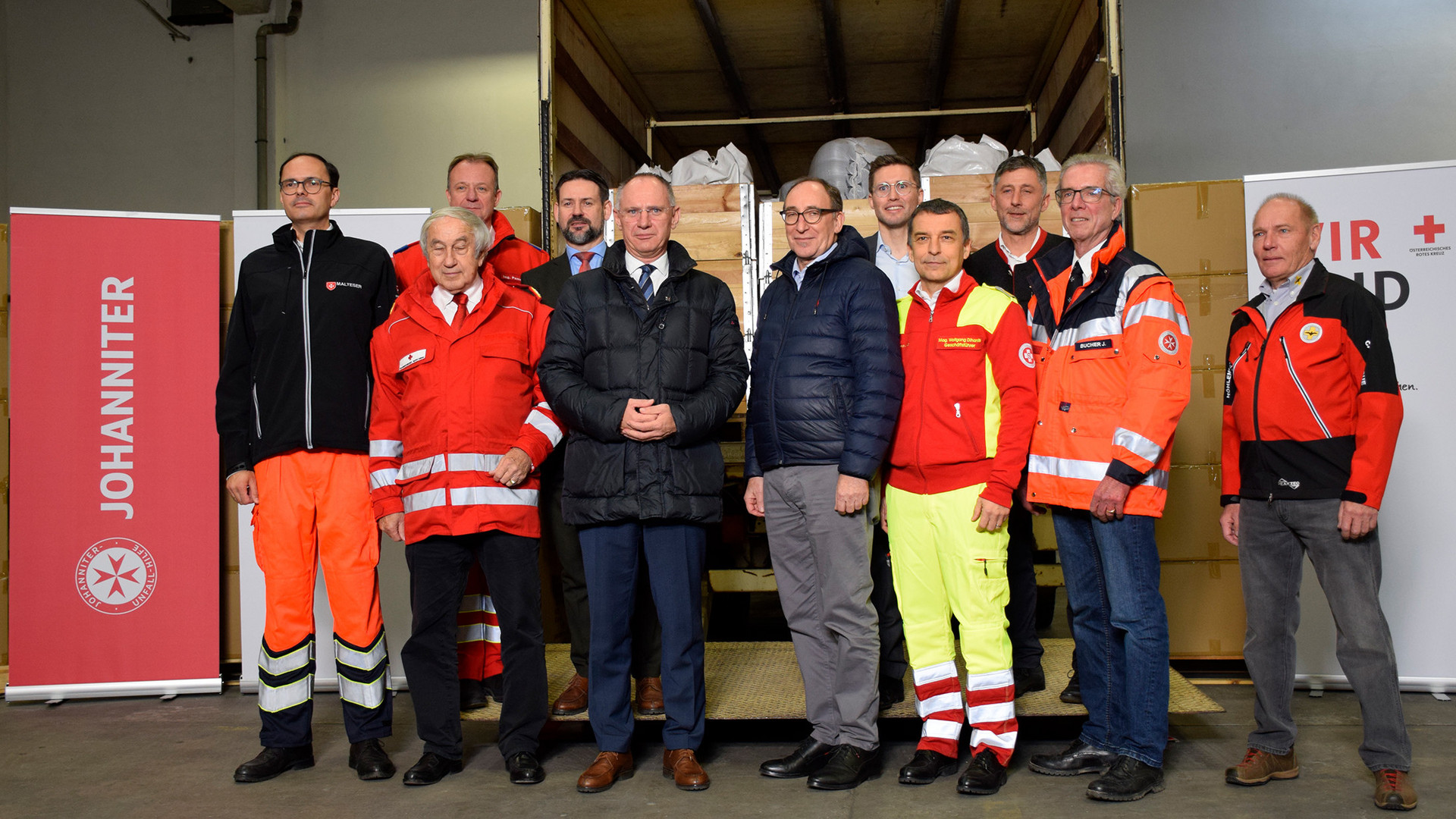 Johannes Bucher, Präsident der Johanniter in Österreich gemeinsam mit Innenminister Gerhard Karner, Gesundheits- und Sozialminister Johannes Rauch sowie den Vertretern der anderen Hilfsorganisation.