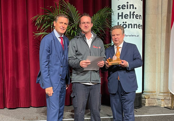 Stadtrat Peter Hanke und Bürgermeister Michael Ludwig mit dem Johanniter Friedrich Drechsler