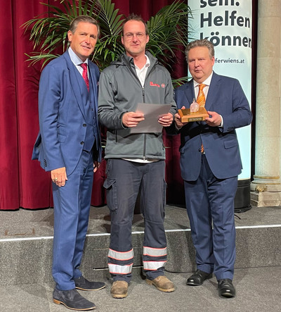 Stadtrat Peter Hanke und Bürgermeister Michael Ludwig mit dem Johanniter Friedrich Drechsler