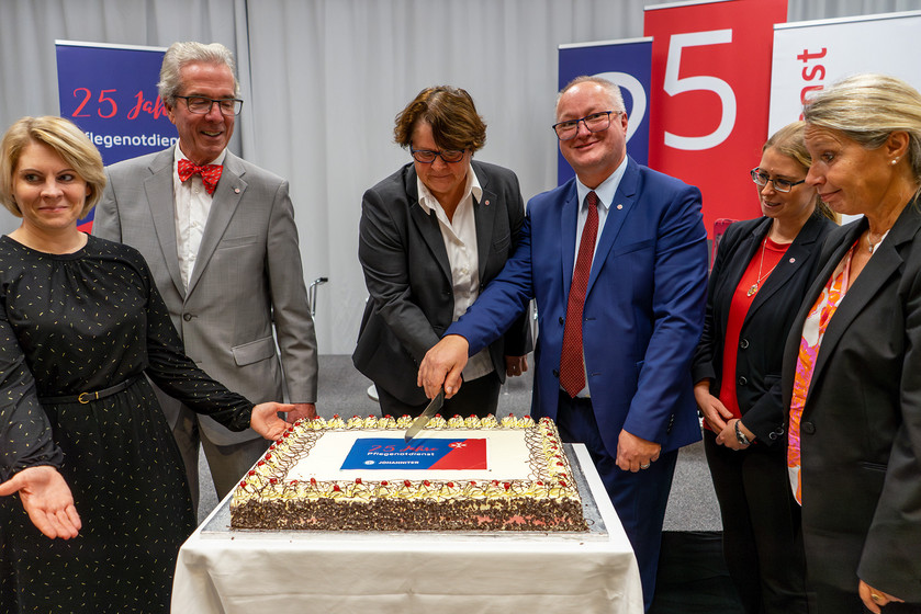 Vertreter:innen der Johanniter und des FSWs schneiden die Torte an.