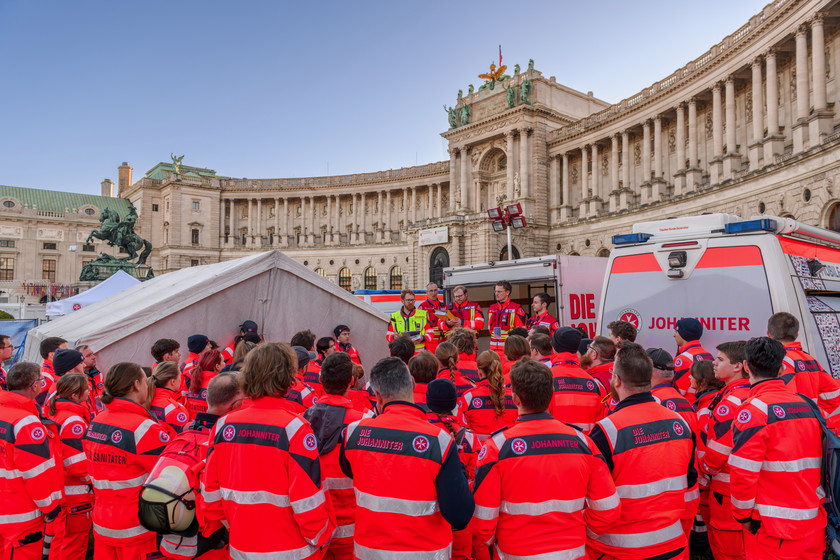 Johanniter Sanitäter:innen bei der Vorbesprechung zur Großambulanz am Heldenplatz.