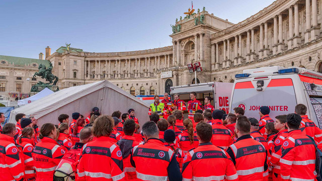 Johanniter Sanitäter:innen bei der Vorbesprechung zur Großambulanz am Heldenplatz.