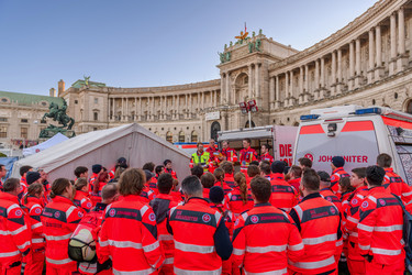 Johanniter Sanitäter:innen bei der Vorbesprechung zur Großambulanz am Heldenplatz.