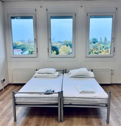 Ein Schlafzimmer mit Ausblick über Strebersdorf.