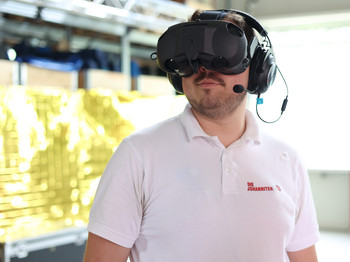 Mann mit VR-Brille und Headset