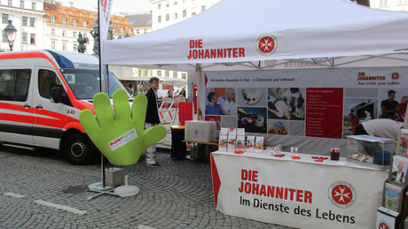 Ein Informationsstand und Einsatzauto beim Wiener Feuerwehrfest Am Hof.