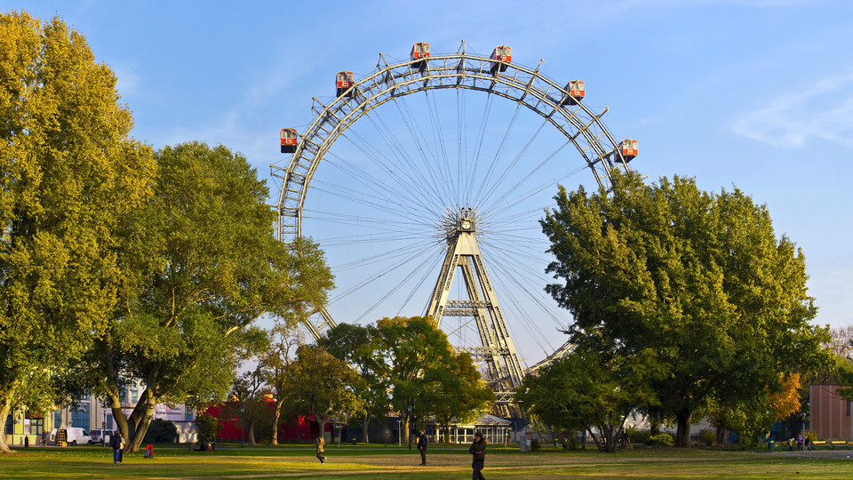 Die Praterwiese mit dem Wiener Riesenrad im Hintergrund