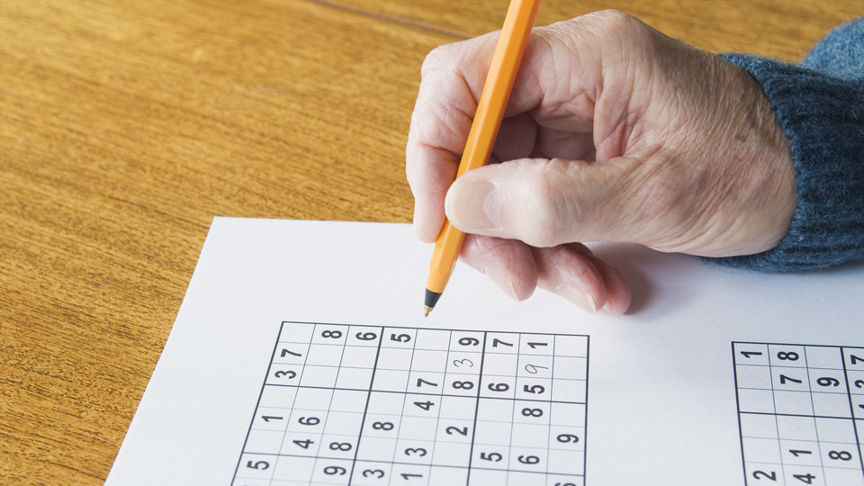 Jemand löst ein Sudoku.