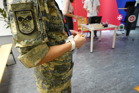 Person trägt First Responder Wearable Device 