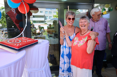 10 Jahre Residenz Schichtgründe - Anschnitt der Torte durch Bewohner:innen (c) Johanniter