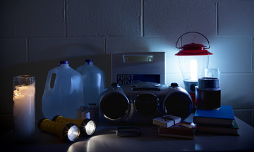 Taschenlampen, Radio, Lampen, Erste-Hilfe-Set, Wasser - Dinge, die man bei einem Stromausfall daheim haben sollte