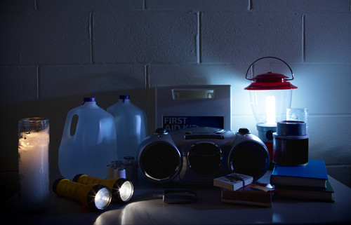 Taschenlampen, Radio, Lampen, Erste-Hilfe-Set, Wasser - Dinge, die man bei einem Stromausfall daheim haben sollte