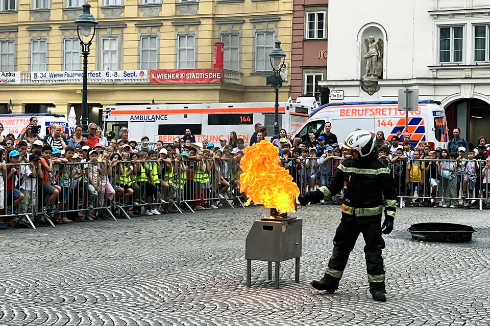 Ein Feuerwehrmann zeigt bei einer Vorführung eine Stichflamme her.