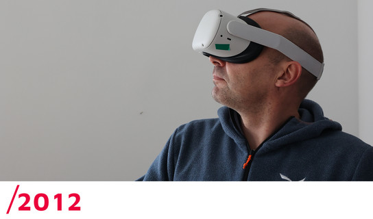 2012: Ein Mann mit VR-Brille