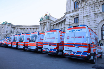 Autos vor der Hofburg beim Sicherheitsfest (c) Johanniter