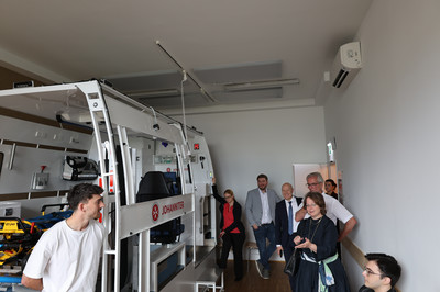 Besichtigung Simulationsrettungswagen bei dem Besuch der evangelischen Bischöfin 2026 (c) Johanniter