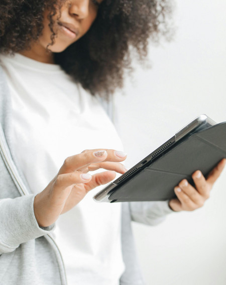 Eine Frau hält ein Ipad in der Hand