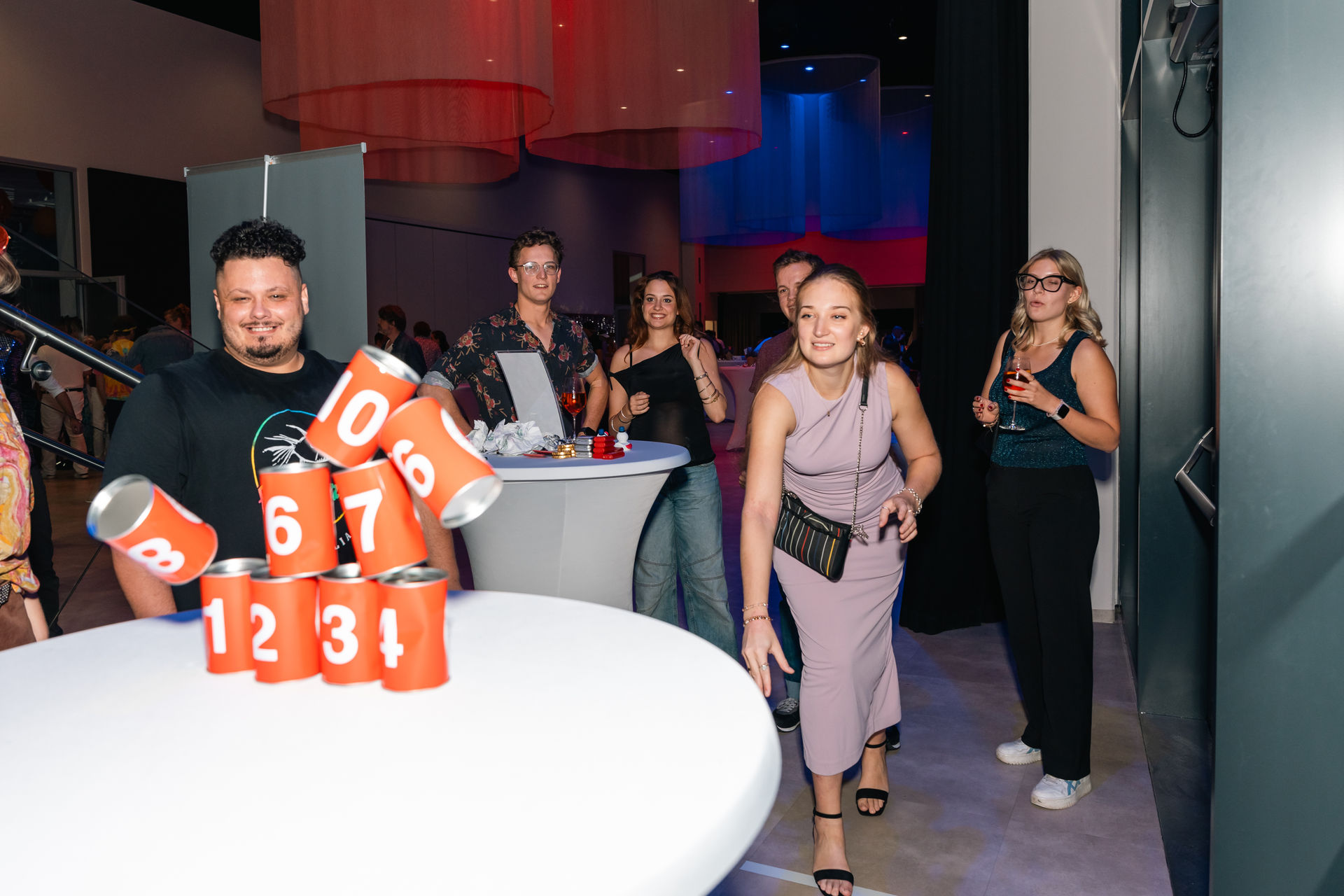 Personen spielen Dosen werfen