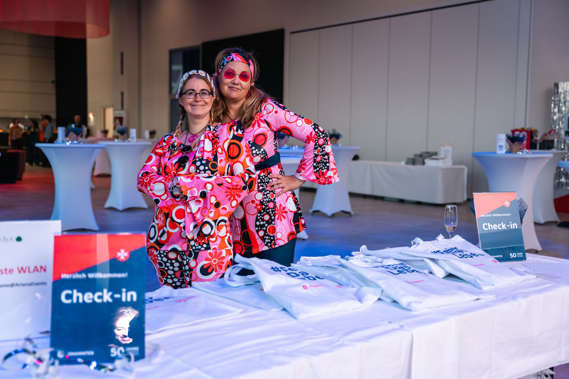 2 Personen stehen wir einem Tisch und posieren in die Kamera