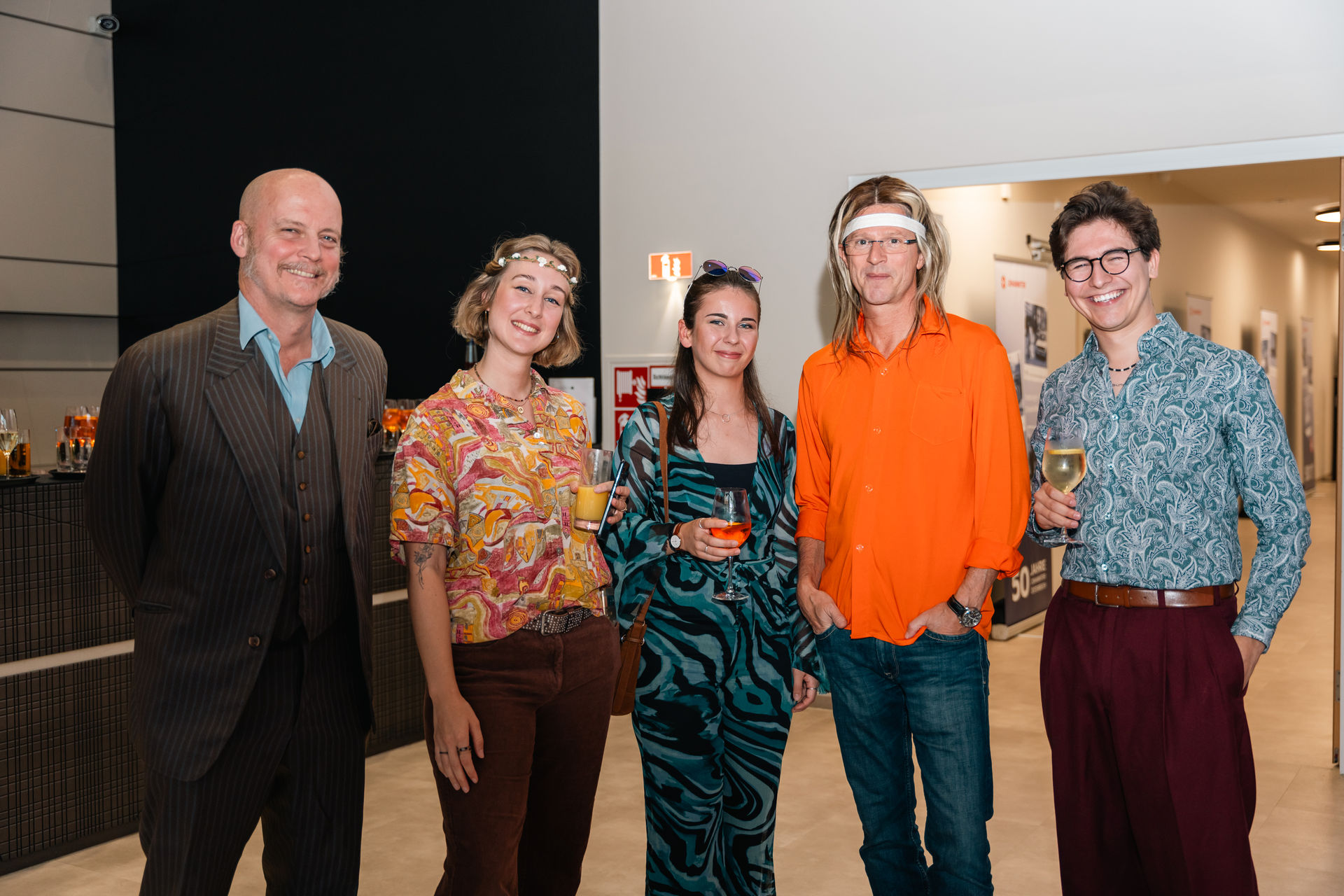 4 Personen werden fotografiert