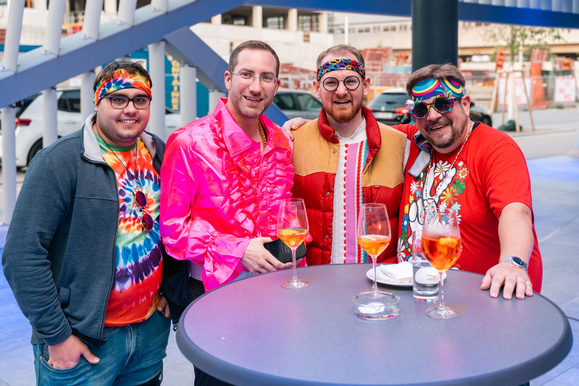 4 Personen werden fotografiert