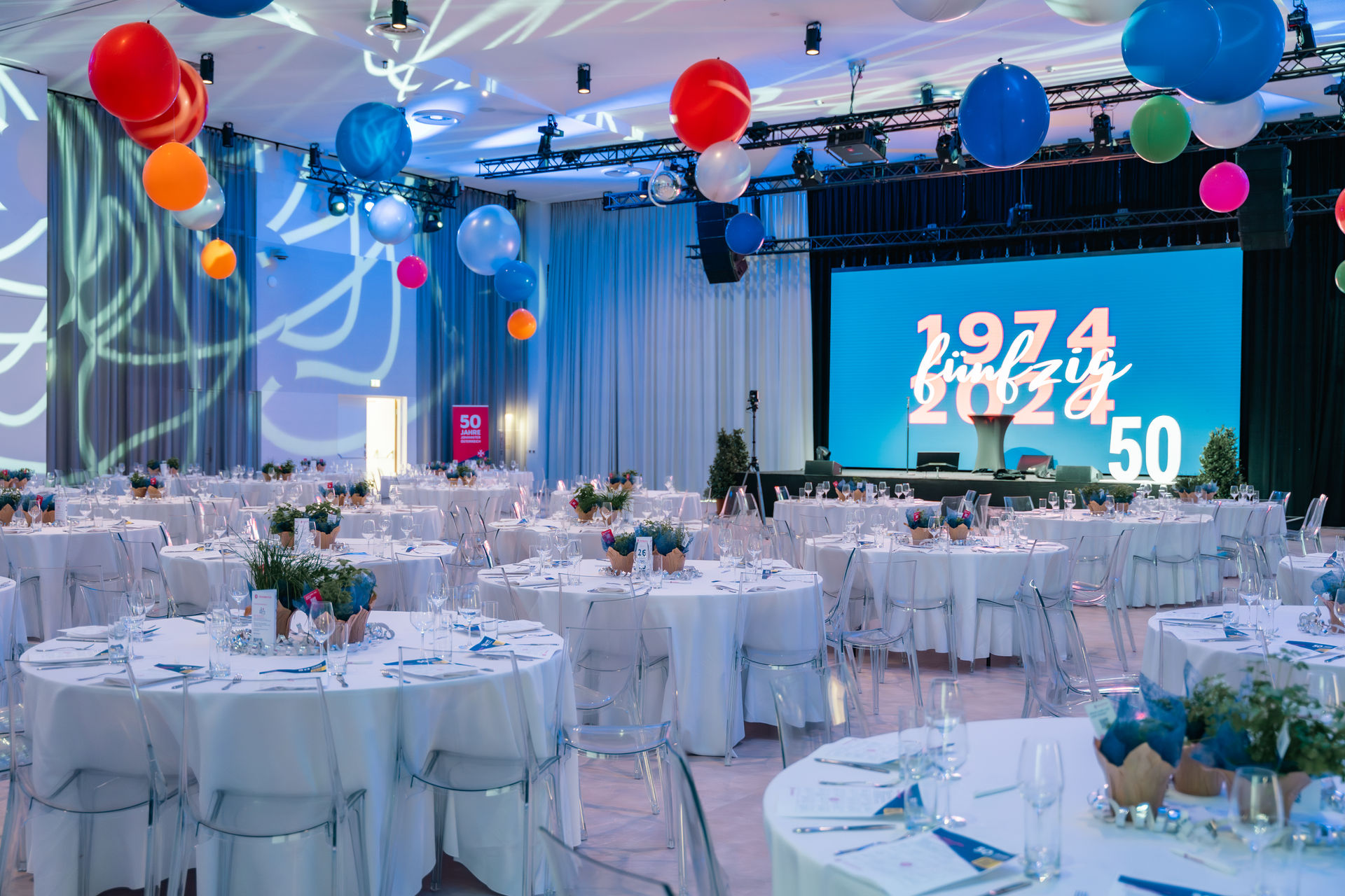 Veranstaltungsraum mit Luftballons