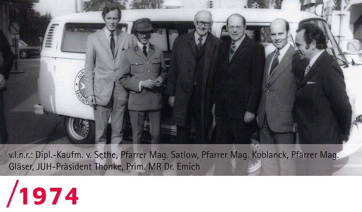 1974: Sechs Personen bei der Gründung der Johanniter-Unfall-Hilfe in Wien.