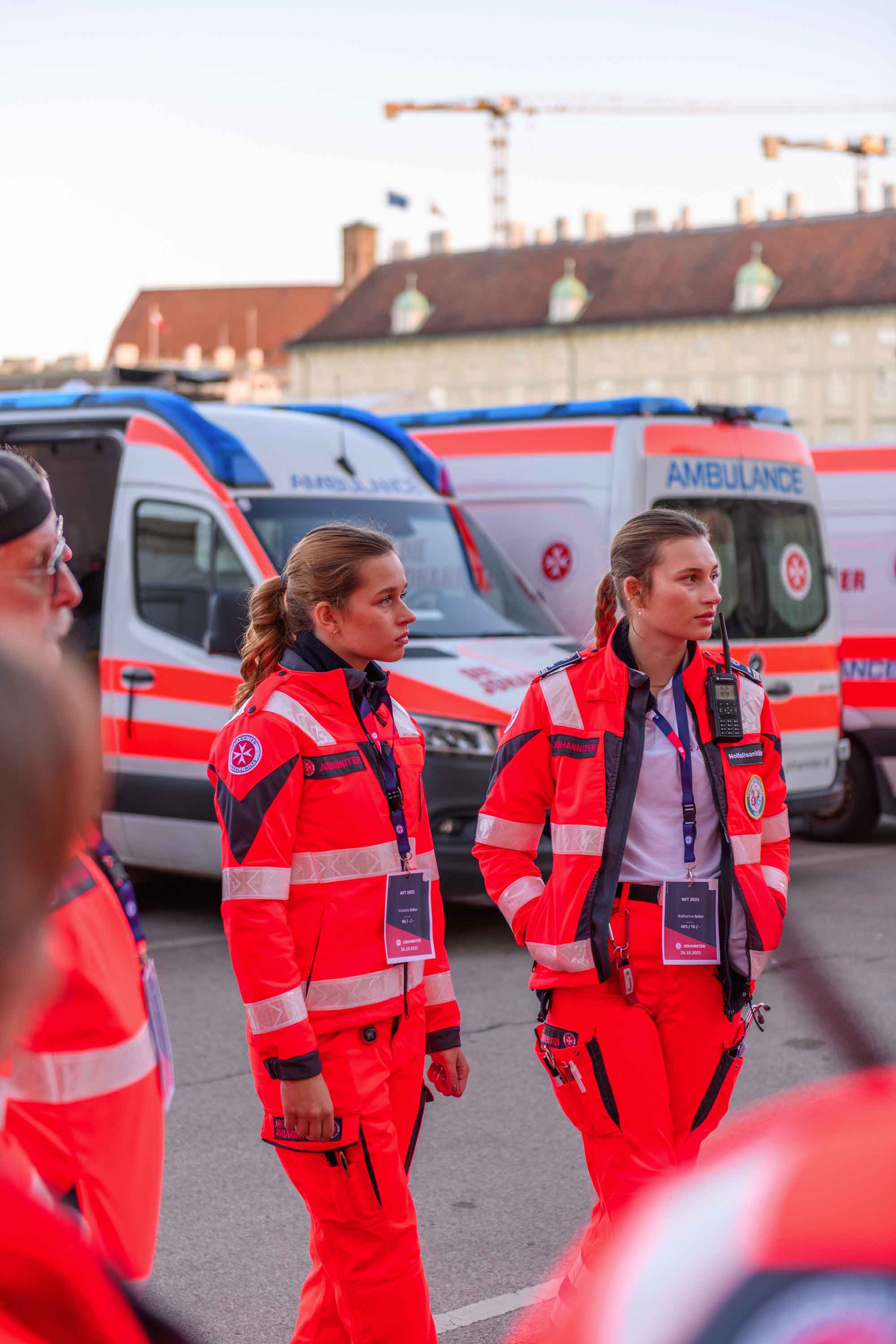 Zwei Sanitäterinnen bei der Besprechung für die Ambulanz.