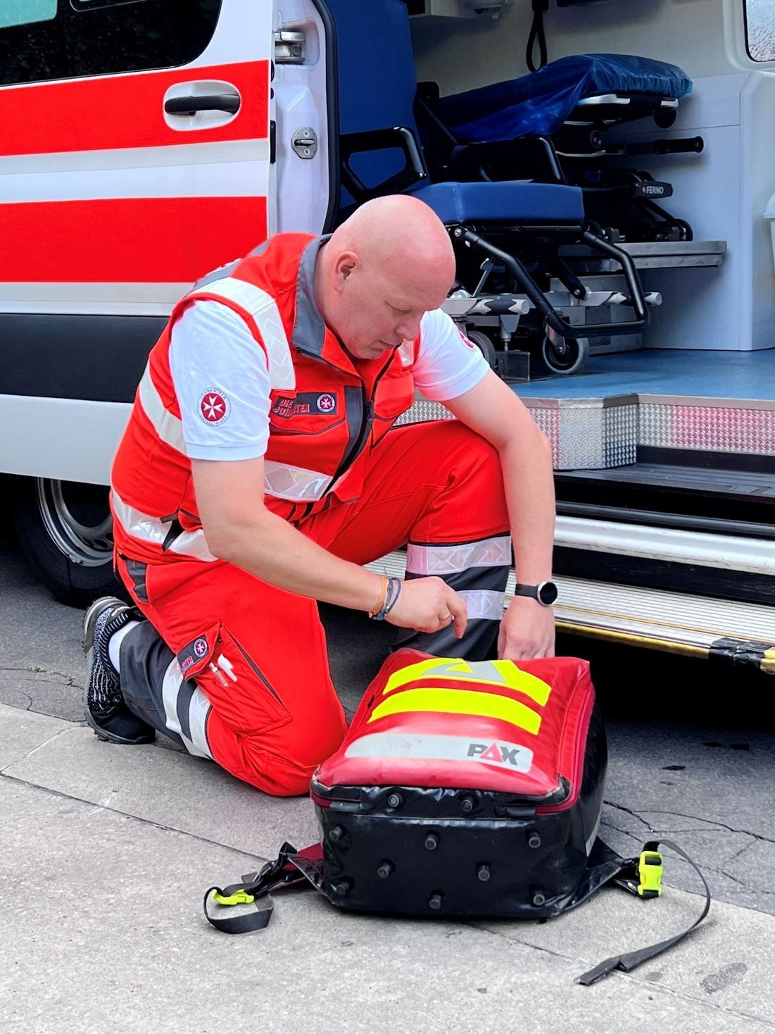 Sanitäter mit Rettungsrucksack (c) Johanniter