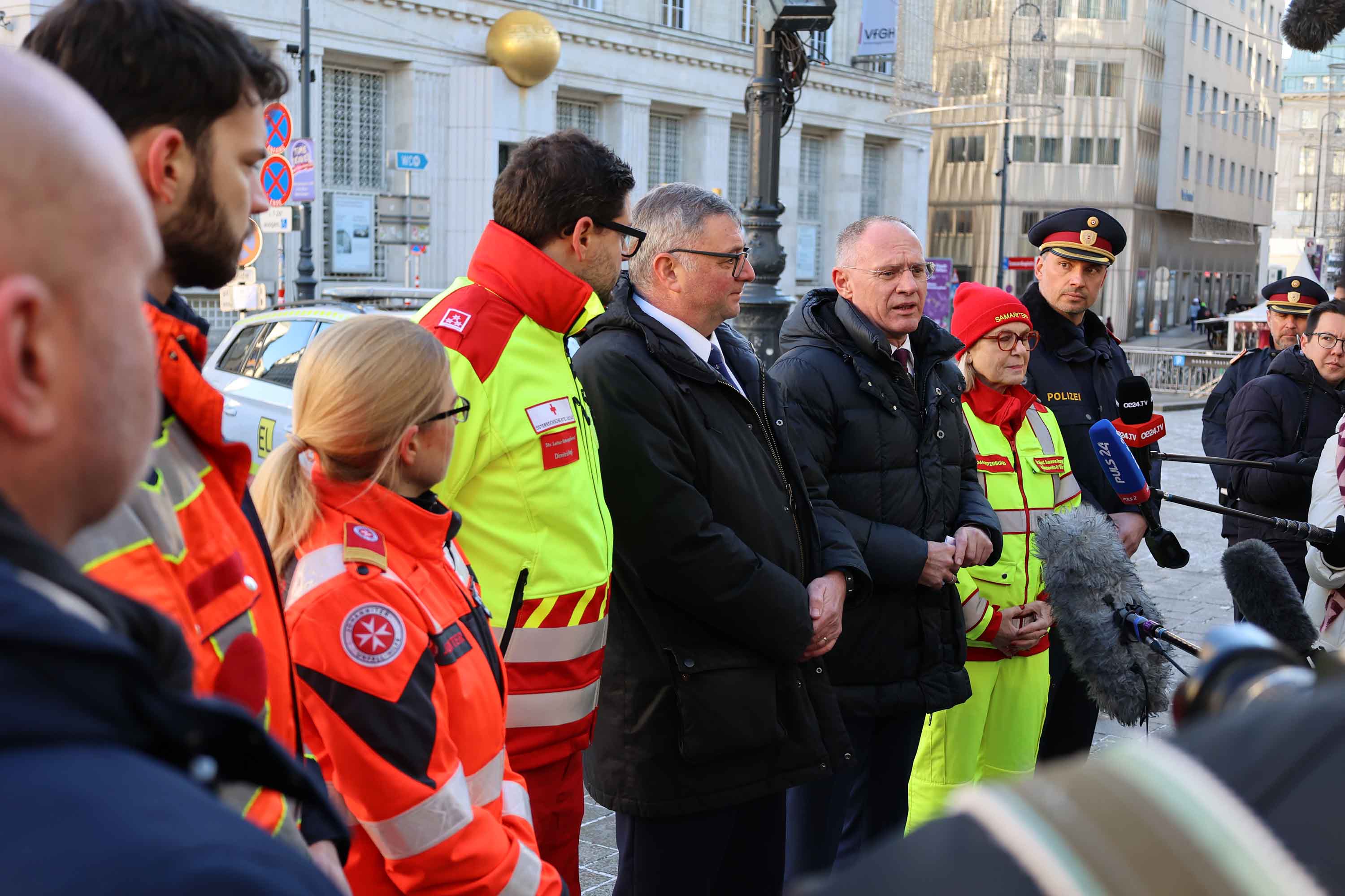 Die "Vier für Wien" mit Innenminister Karner werden bei einer Pressekonferenz interviewt.