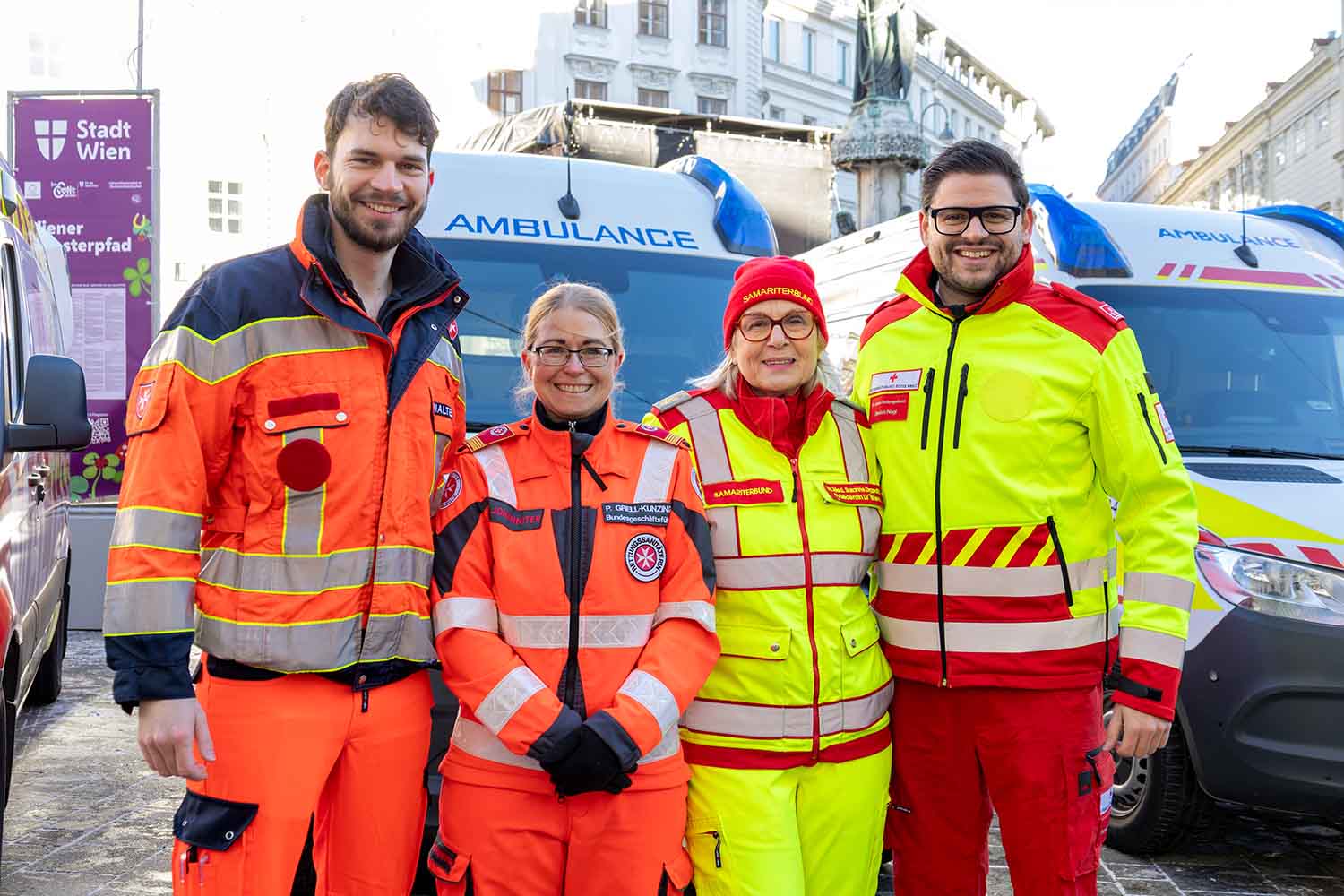 Je ein Vertreter der "Vier für Wien" stehen nebeneinander: Malteser, Johanniter, Samariterbund, Rotes Kreuz