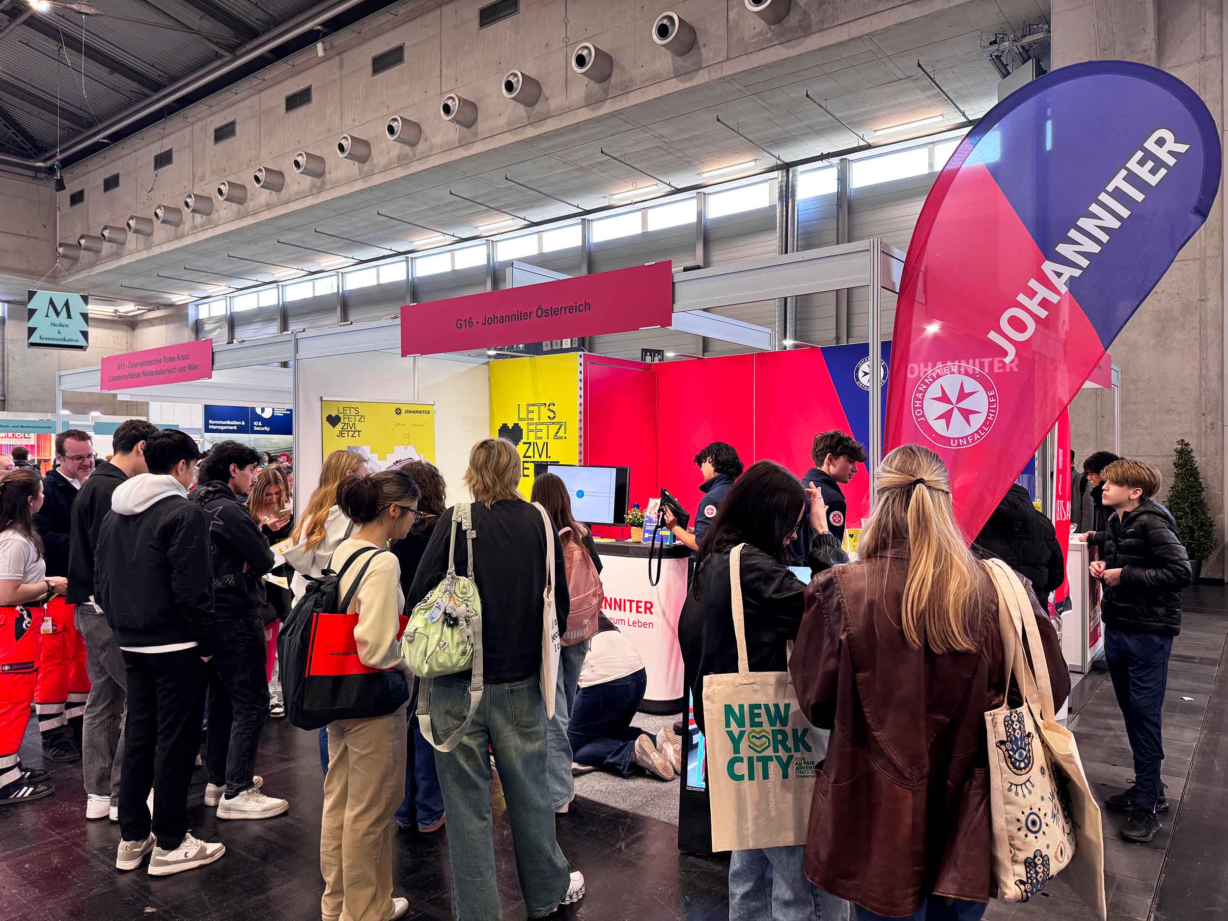 Viel Besucherandrang beim Stand der Johanniter auf der BeSt Messe Wien.