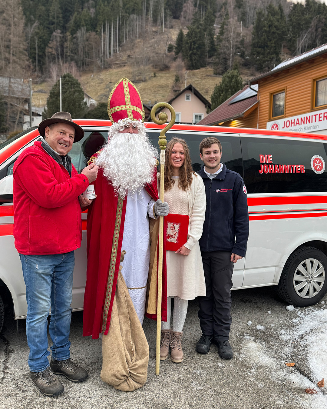 Nikolaus und Johanniter vor einem Johanniter Auto