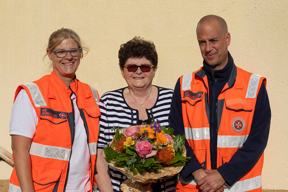 Die 100. Förderin hat einen Blumestrauß überreicht bekommen.