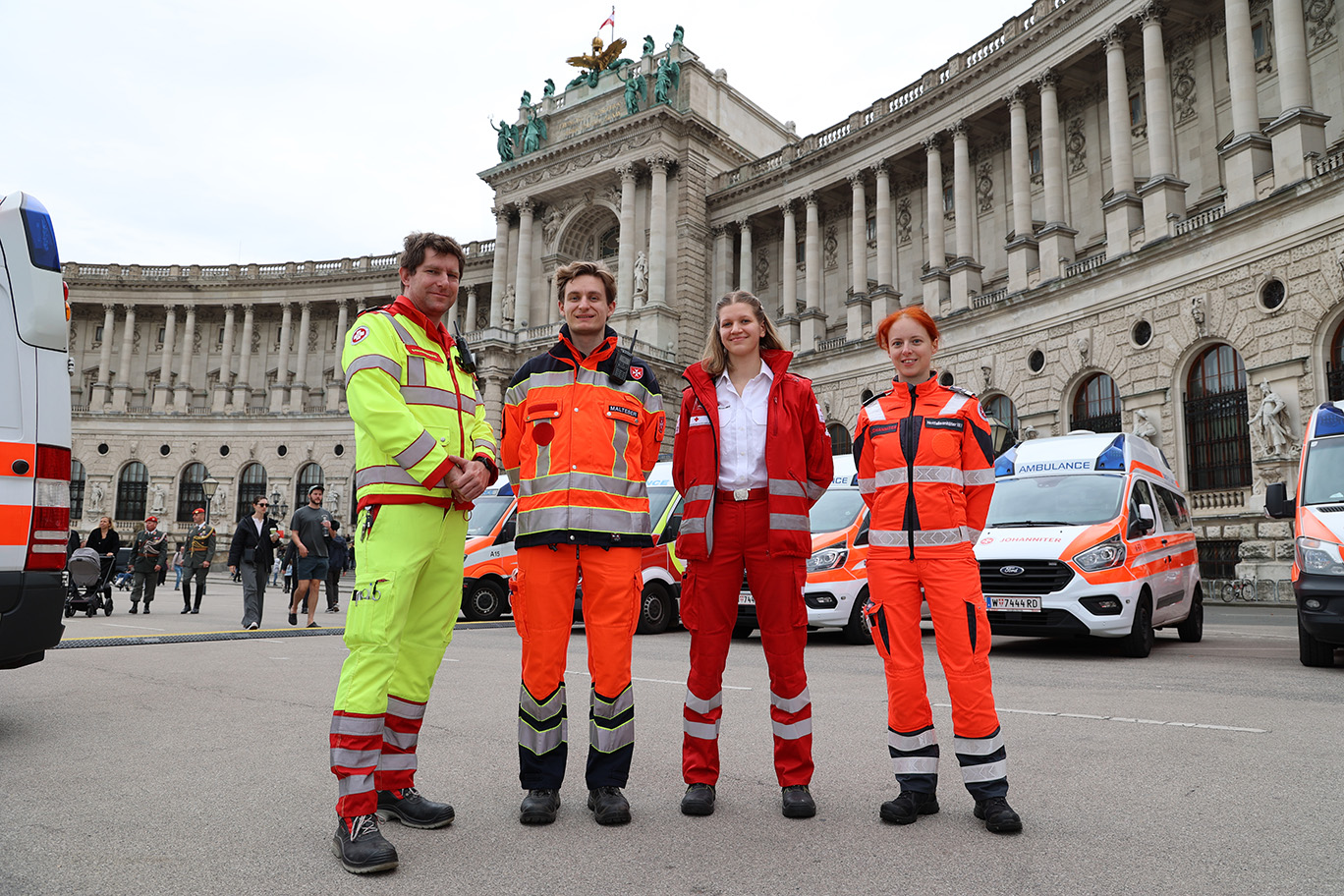 Ein Samariter, ein Malterser, eine Sanitäterin vom Roten Kreuz und eine Johanniter stehen nebeneinander.