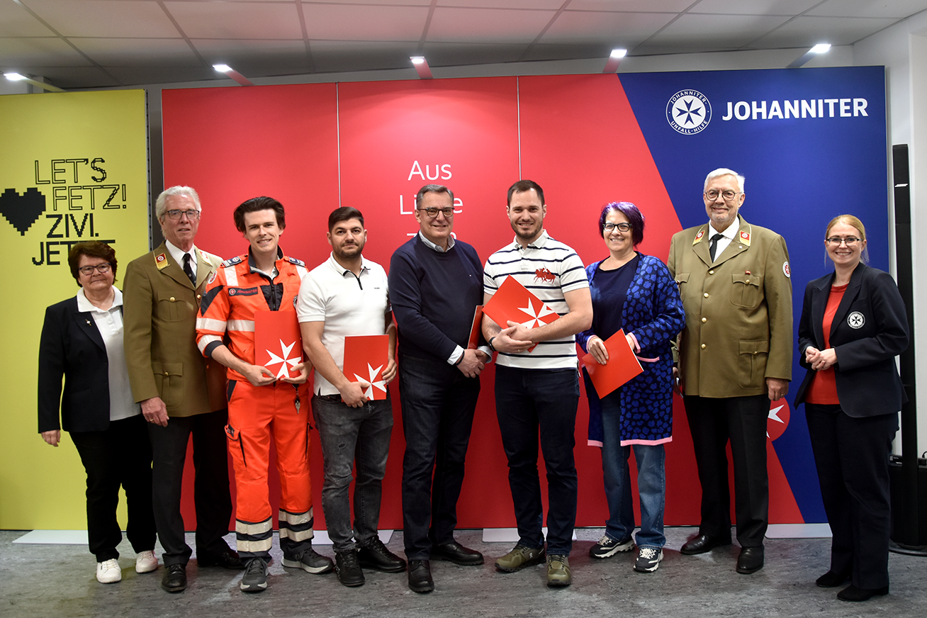 Mitarbeiter:innen bei der Ehrung für 10 Jahre haupt- oder ehrenamtliche Tätigkeit