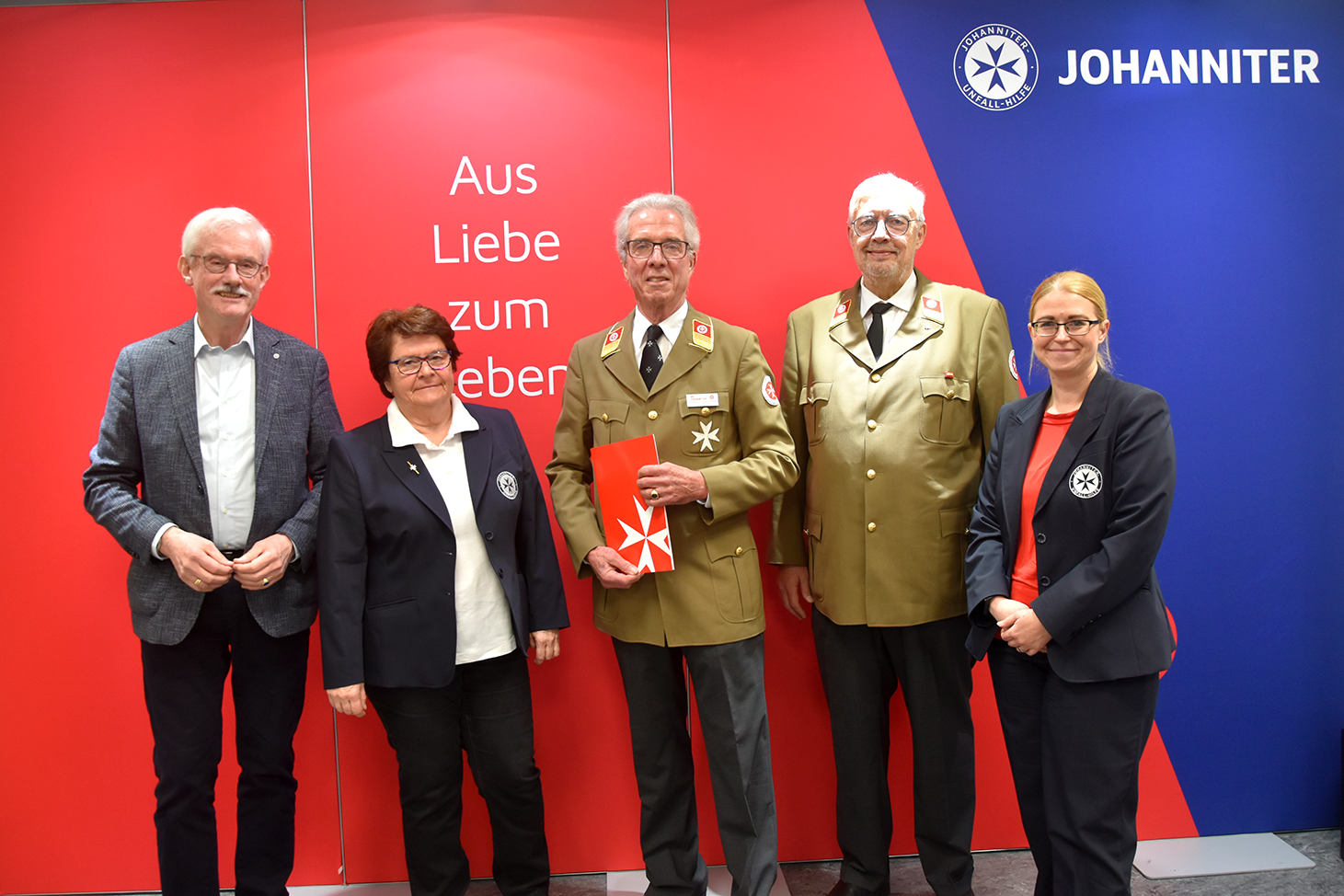 Mitarbeiter:innen bei der Ehrung für 50 Jahre haupt- oder ehrenamtliche Tätigkeit